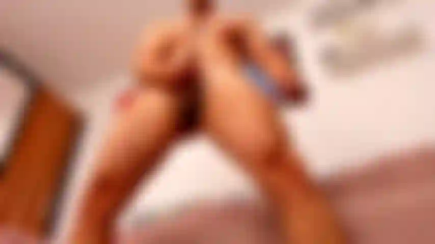 Estás sentado en el suelo y me masturbo sobre ti.