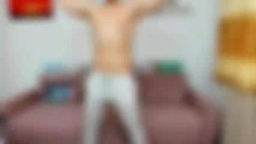 Flexionando en pantalones de chándal.