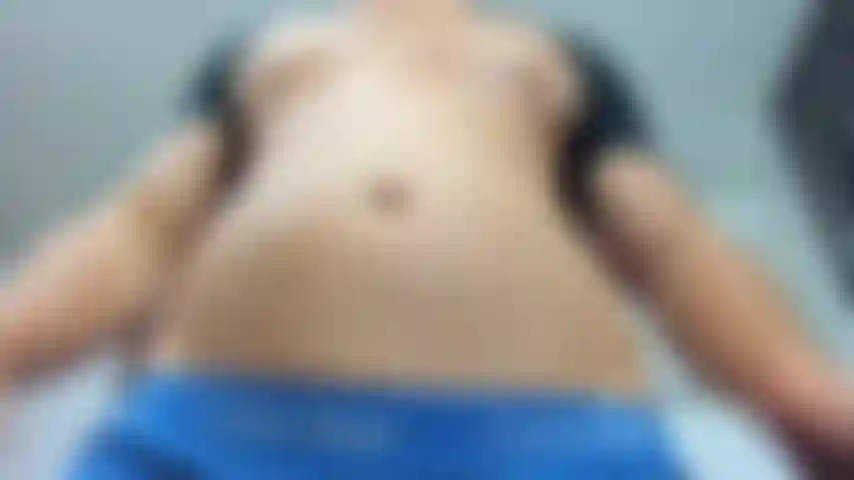 Agrandando mi barriga, soplándola, hablando de ella y masajeándola.