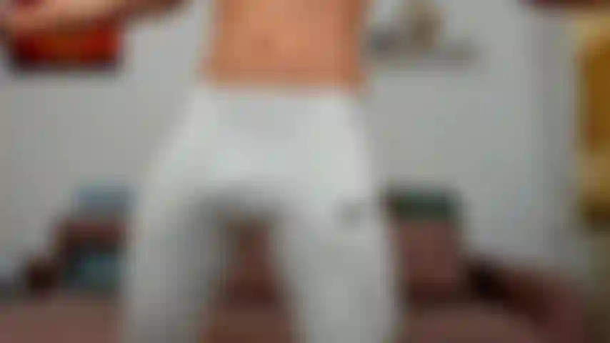 Me quito las mallas, luego me masturbo y disparo una gran corrida.