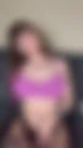 La niña de papá da mamada descuidada.