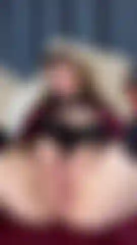 Una chica gótica juega con un apretado coño rosado.