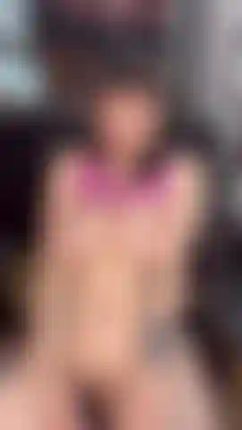 Vibrador chupando clítoris.