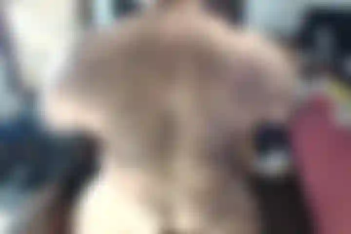 ¡Disfruta del trasero de BullMuscleJoe y él hace malabarismos con su cuerpo musculoso y peludo para tus placeres!