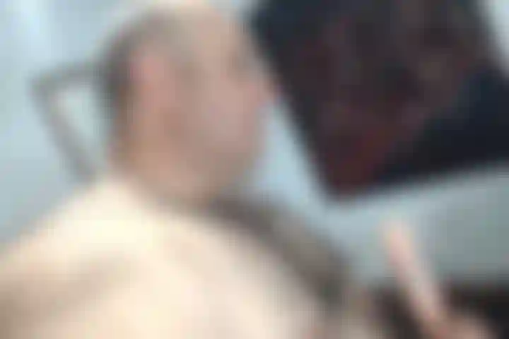 Disfruta del amor de BullMuscleJoe por la acción oral mientras muestra su talento con su juguete!