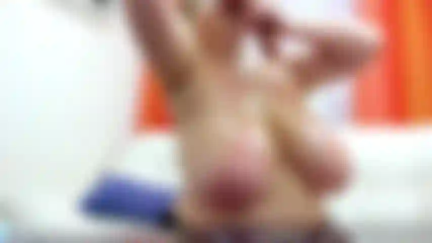 Garganta profunda sucia y sucia en un gran juguete, mucha saliva brotando sobre las tetas colgantes.