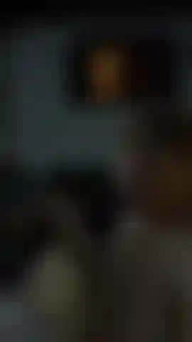 Al aire libre, un juguete de 50 cm de largo con garganta profunda y desordenado puesto en la ventana del auto.