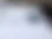 Mucha nieve alrededor de los senos desnudos.