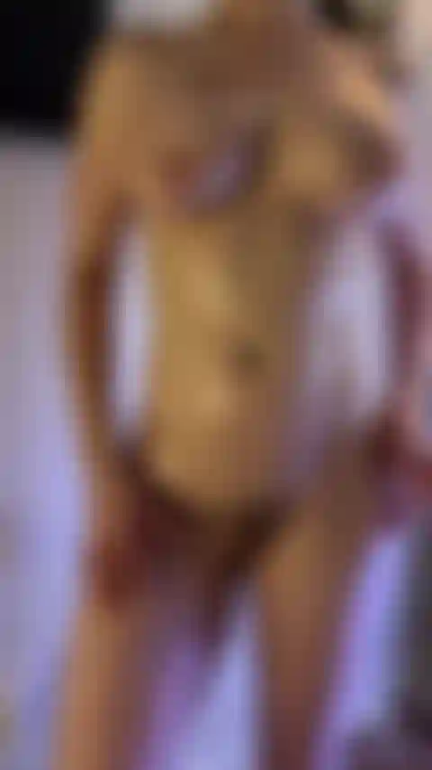 Mostrando mis tetas aceitadas.