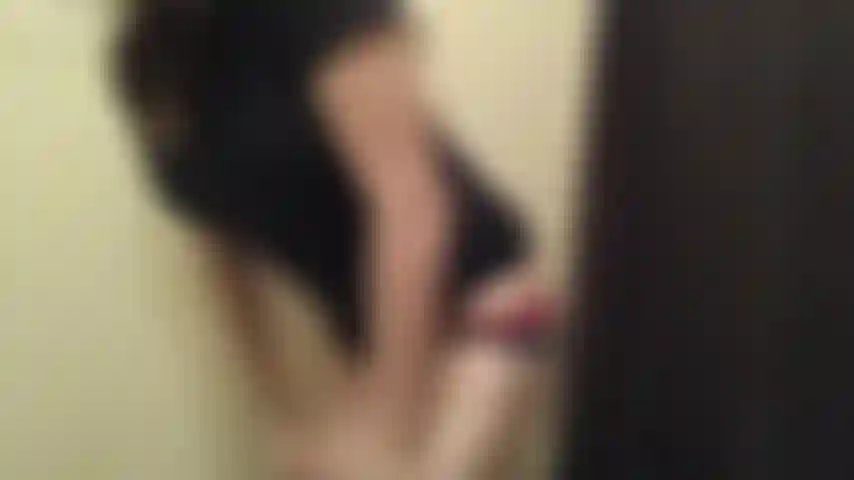 Encontré un video antiguo en el que me tocaba los dedos en el baño de mi amiga.