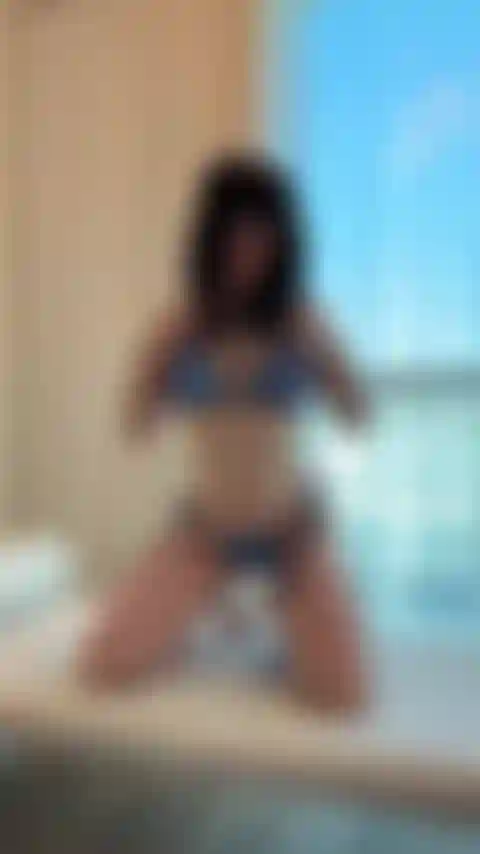 Quitándome el bikini.