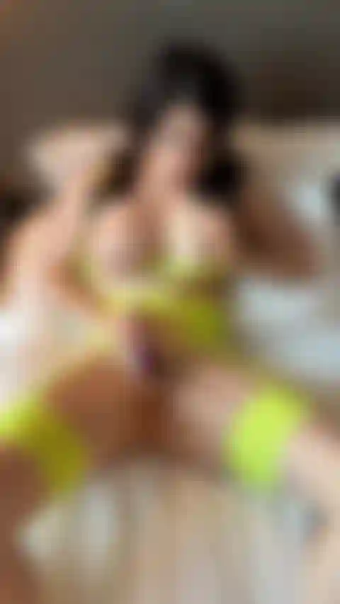 Vibrando mi clip de clítoris.