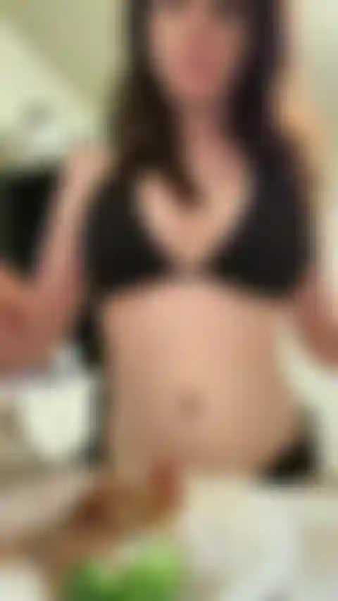 Desnudo casualmente mientras almuerzo.