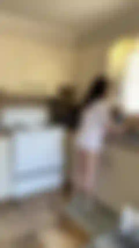 Espíame mientras hago mis quehaceres.