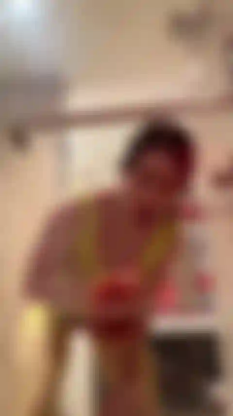 Chupando y follando en la puerta de la ducha.