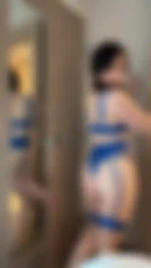 Follándome al espejo en lencería azul.