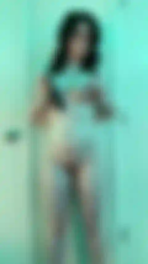 Corriéndome fuerte con mi vibrador estando de pie.