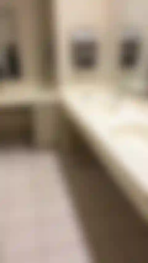 Me gusta mostrar mis tetas en baños públicos ððââï.