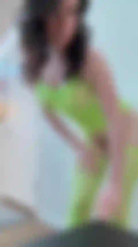 Culo sacudiendo y aplaudiendo.