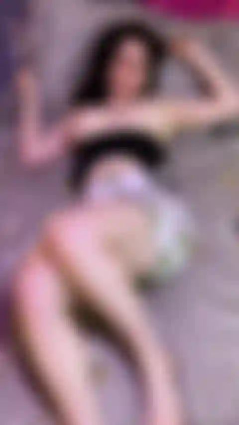 Retorciéndose en la cama.