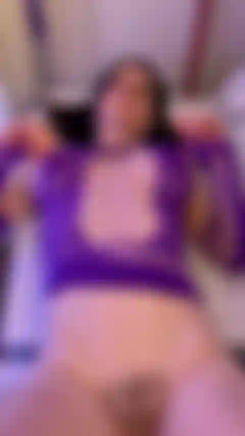 Bromeando encima de la secadora.