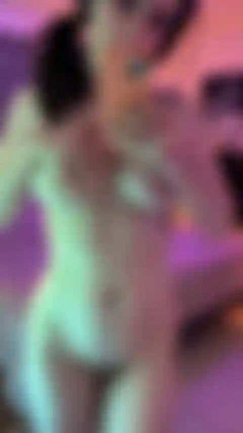 Mirror se burla con los dedos.