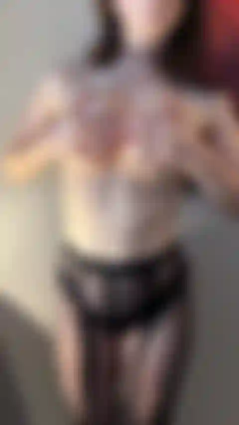 Jugando con mis grandes tetas.