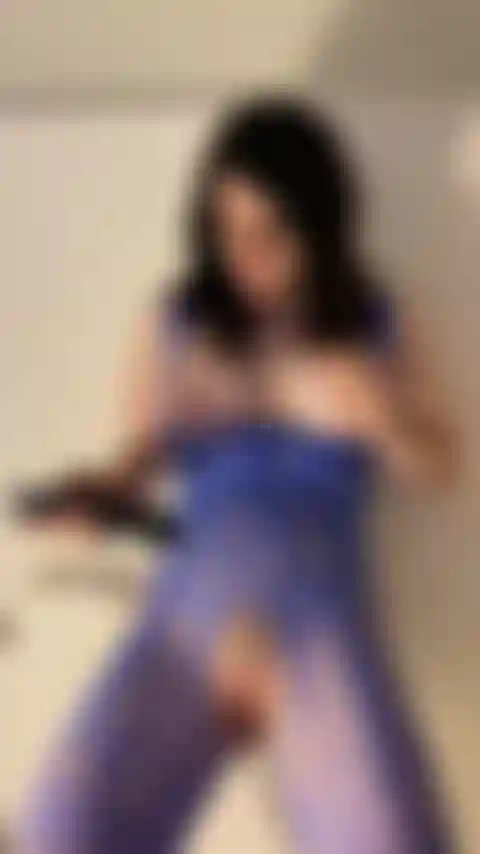 Vibrando al costado de la tina.