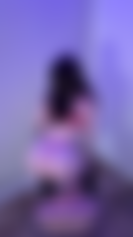 Hago twerking y follo mi juguete del torso en mi silla de cristal.