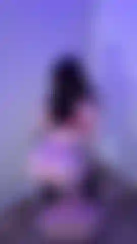 Hago twerking y follo mi juguete del torso en mi silla de cristal.