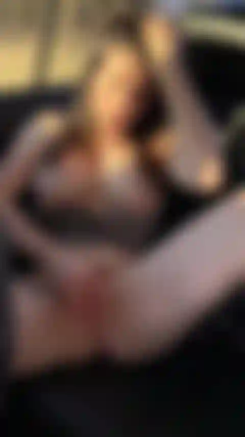 Pero estaba tan cachonda que tuve que buscar un lugar para terminar.