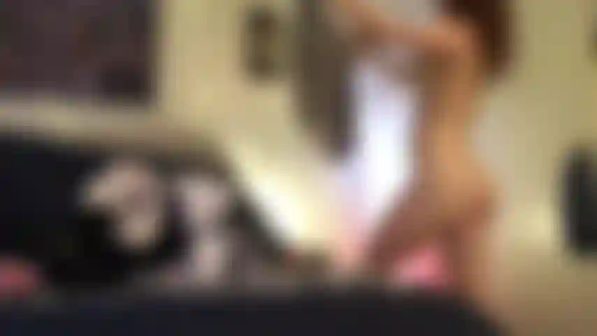 Doblando ropa desnuda.