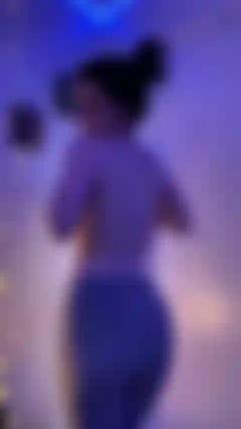 Twerking y bailando.