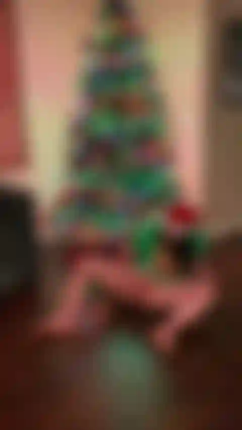 Poniéndome traviesa bajo el árbol.