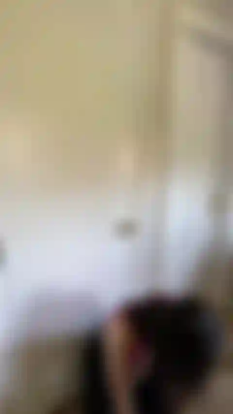Chica desnuda avergonzada.