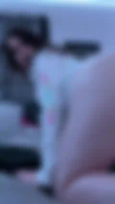 Corriéndome con mi estimulador de clítoris por detrás.