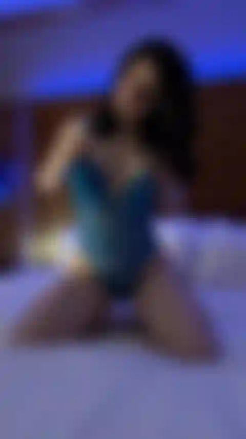 Quitándome mi nueva lencería.