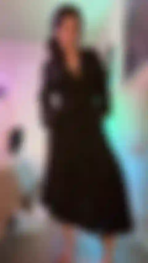 Probando el gran consolador negro, una vez más.