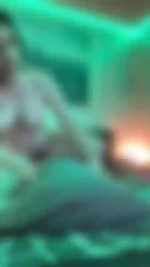 Follando con almohadas.