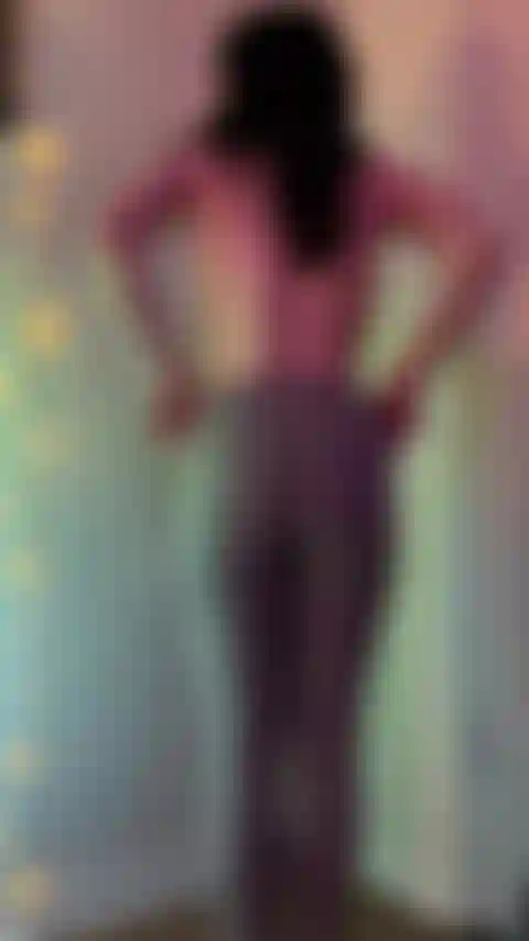 Culo sacudiendo y aplaudiendo.