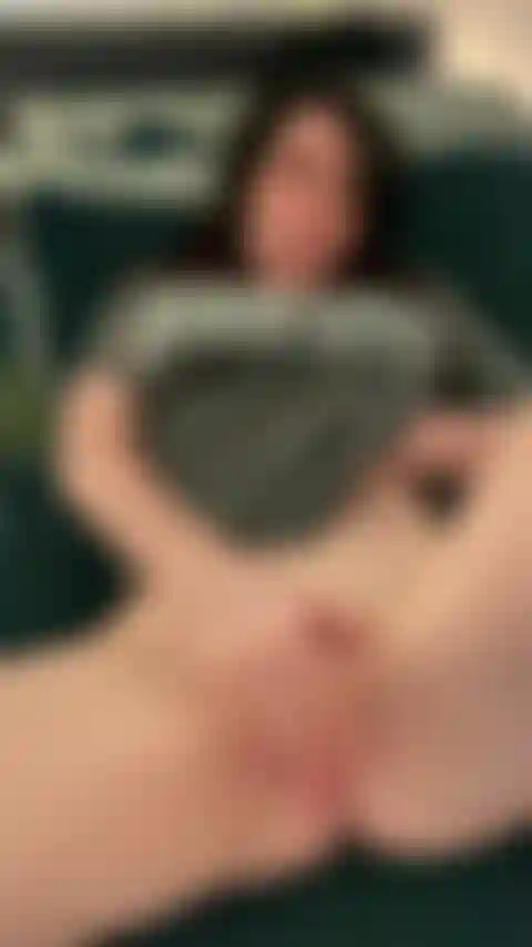 Celebrando la ganancia de dinero poniéndome crema en mi gran polla negra.