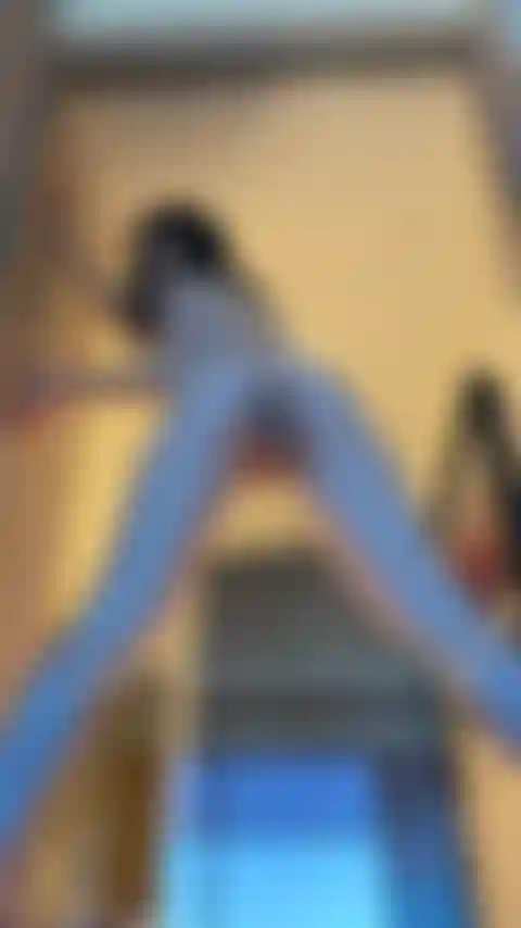 Follando sobre una pared de cristal.