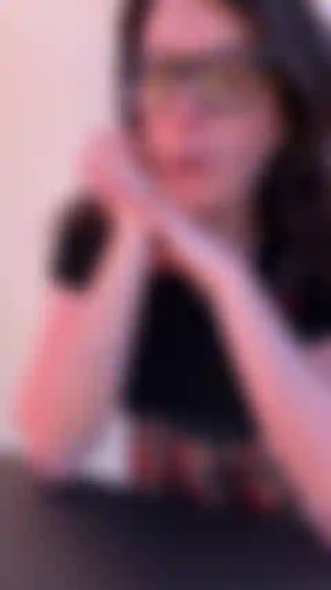 Estudiante universitaria traviesa chupa la polla de los profesores.