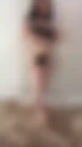 Joi en lencería negra.