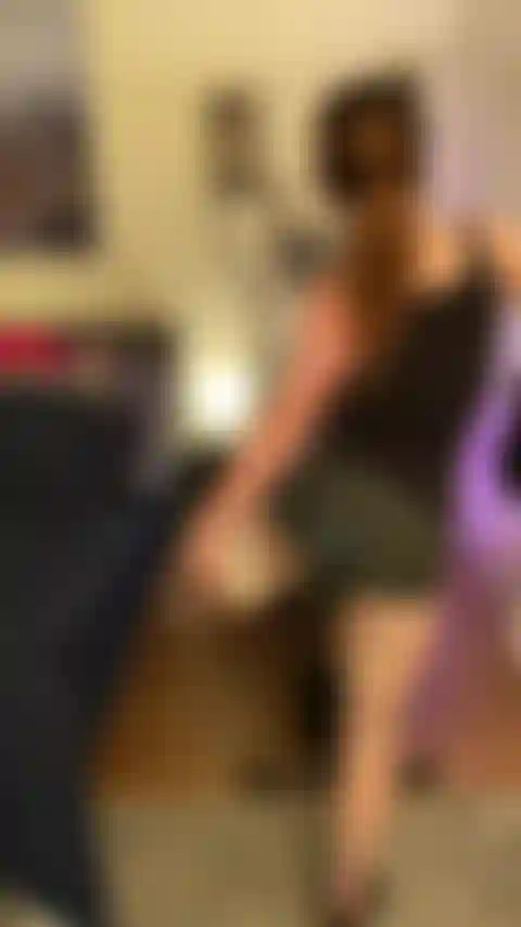 Elíptica, sentadillas, flexiones, yoga.... Toda desnuda.