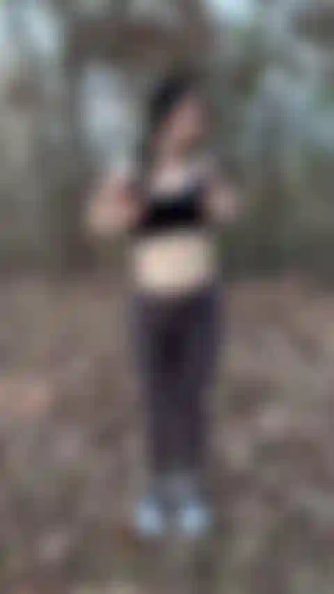 Afuera saltando en topless (clip).