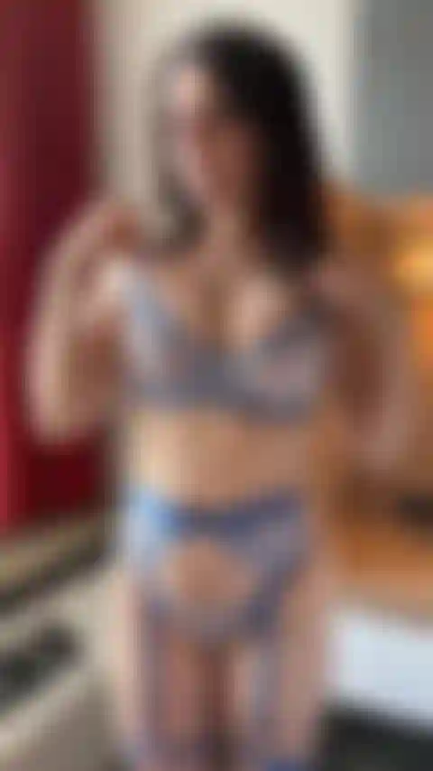 Mostrando mis tetas en mi lencería azul.