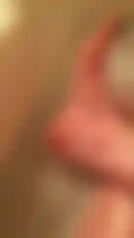 Frotándome los pies suavemente.