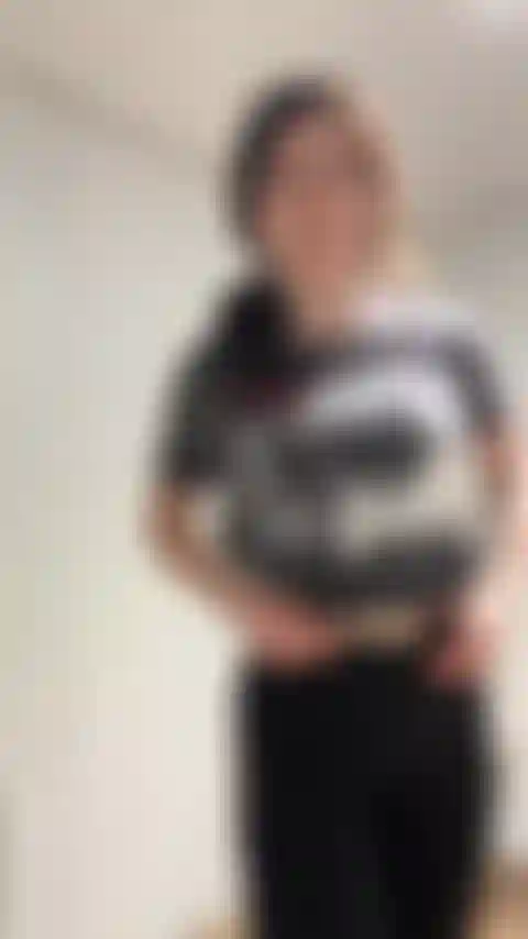 Traviesa en el baño del parque.