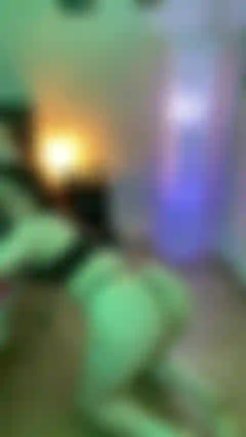 Mucho culo sacudiendo y aplaudiendo.